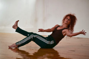 Mylene en posture abdominale atelier yoga danga du coeur au ventre Un atelier-printemps abdos-core-noyau-centre