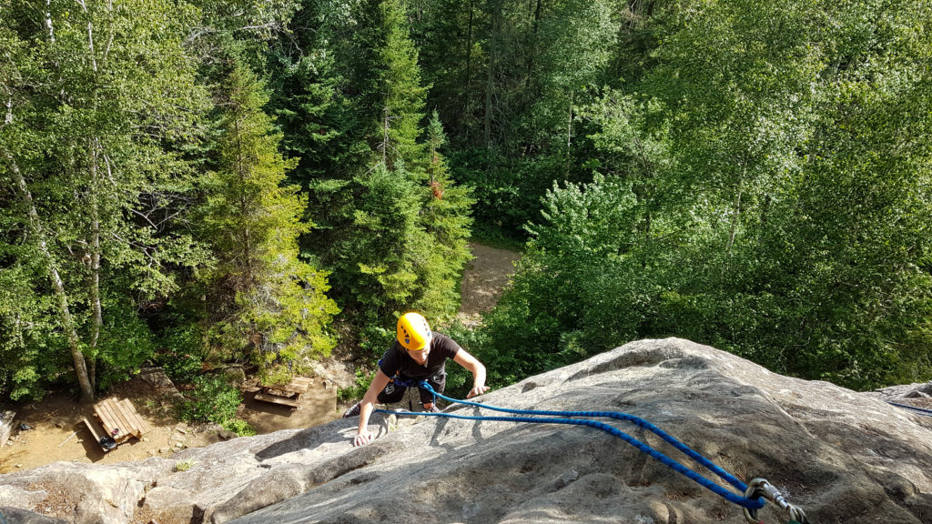 escalade de roche à proximité de Montréal, moulinette premier de cordée