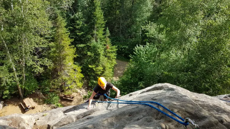 escalade de roche à proximité de Montréal, moulinette premier de cordée