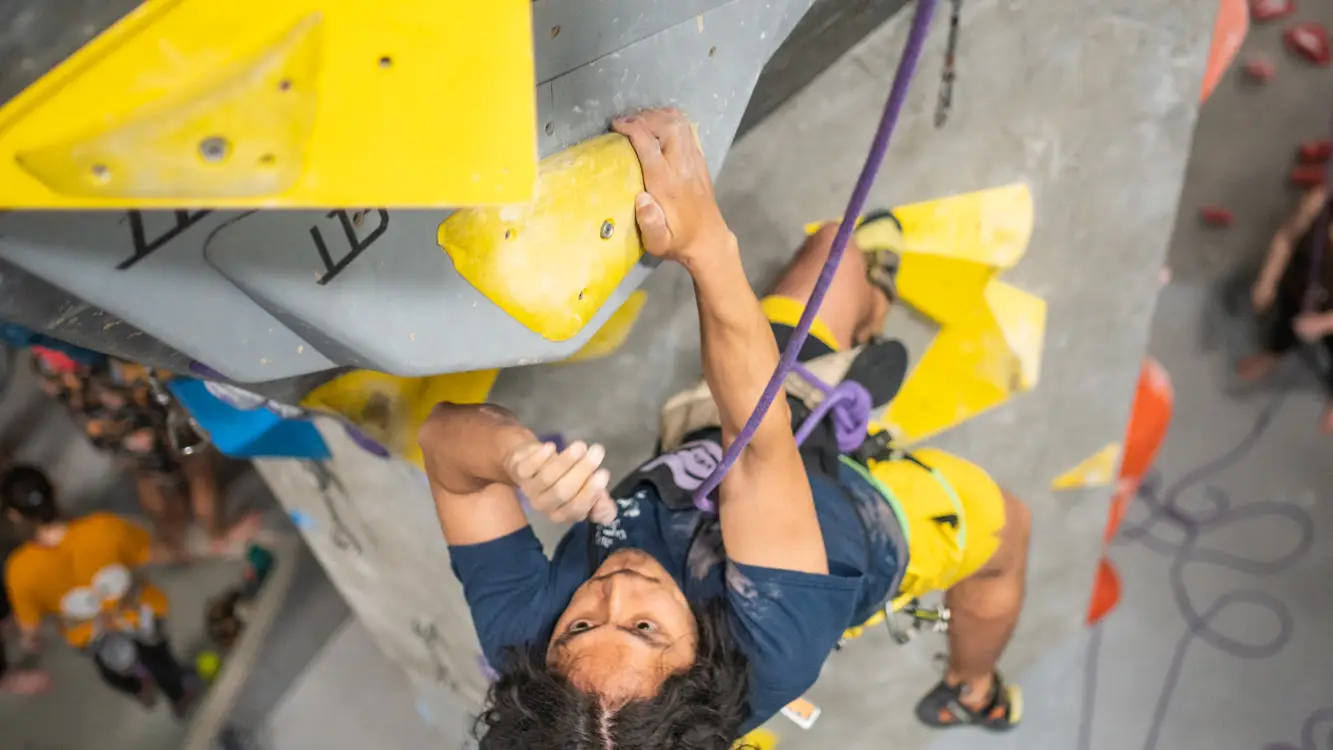 personne faisant de l'escalade en moulinette à Zéro Gravité Montreal, Mont Royal Papineau, cours d'escalade, escalade et yoga, escalade en moulinette, premier de cordée