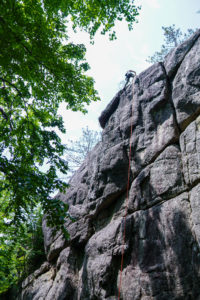 escalade de roche à proximité de Montréal, moulinette premier de cordée