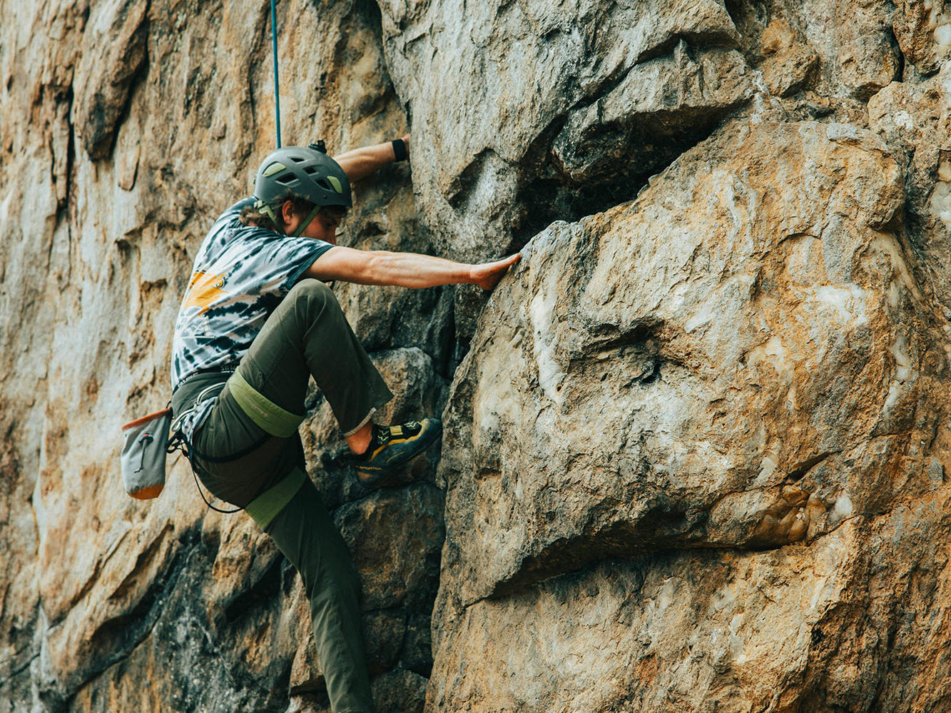 personne faisant de l'escalade de roche encordée