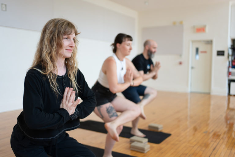 Comment le yoga est devenu indispensable à ma pratique d'escalade