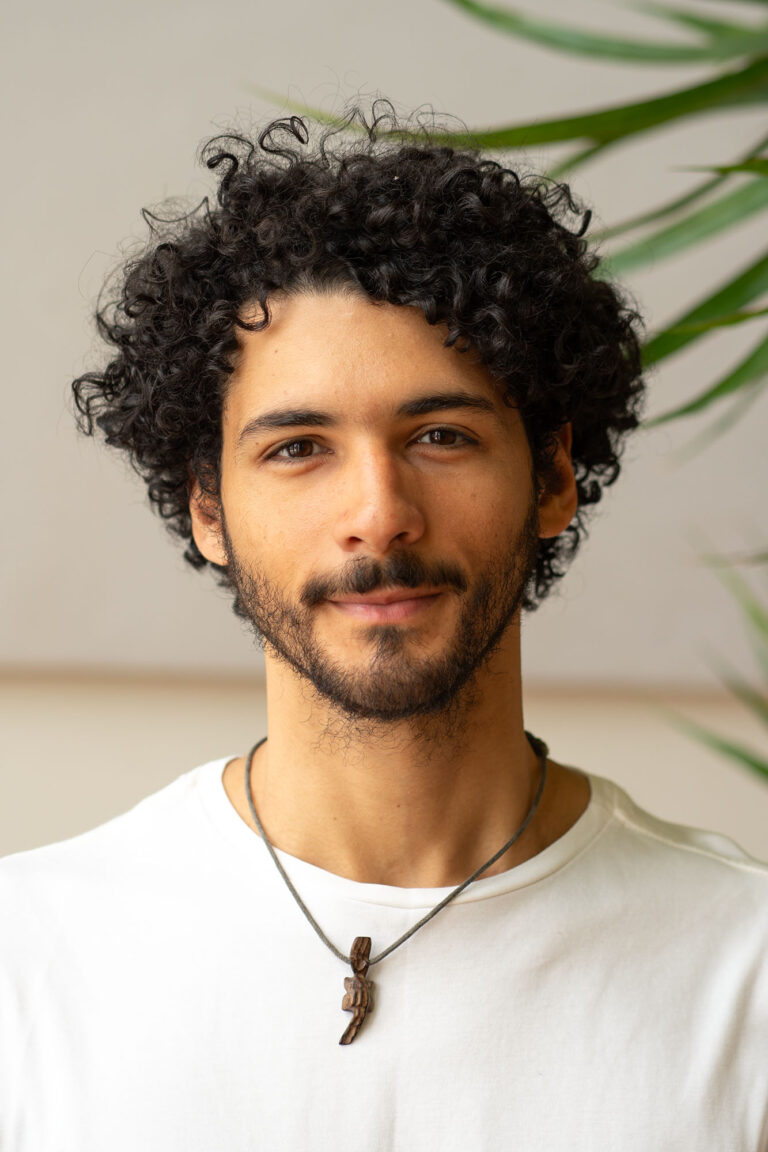 Lucas Mélo, professeur de yoga, Zéro Gravité, Montréal